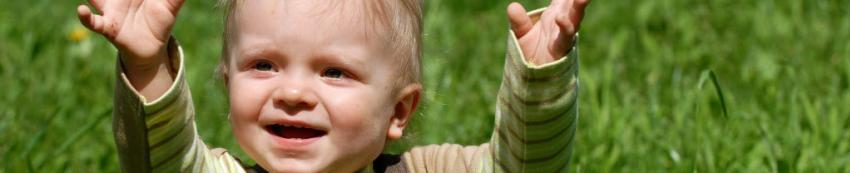 Superbanner jongetje in het gras Thumbnail
