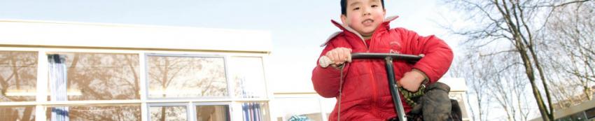 Superbanner peuter op driewieler Thumbnail