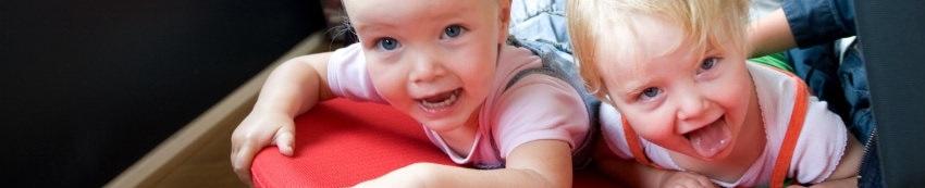 Twee kindjes op schommel