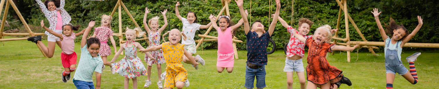 Kinderen dansen en juichen, op het gras 