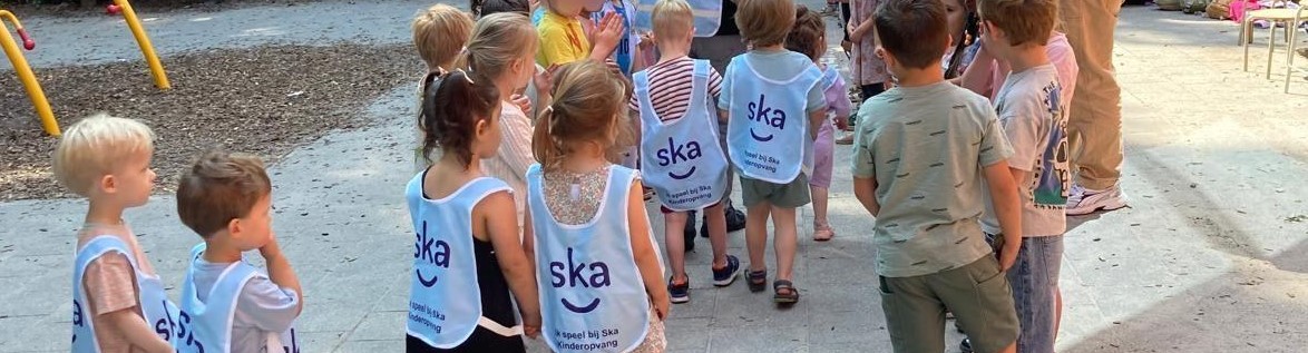 Decoratieve foto van kinderen die met Ska Kinderopvang de Peuter4daagse lopen
