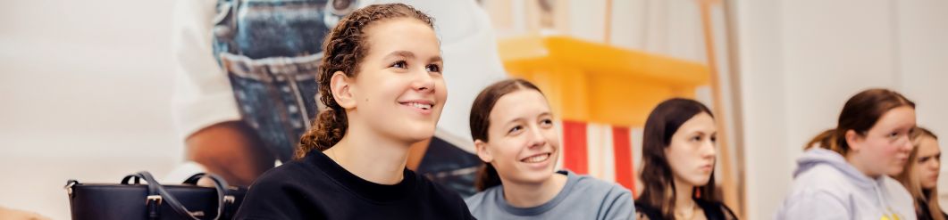 Decoratieve foto van studenten die een les over Gezonde Kinderopvang volgen