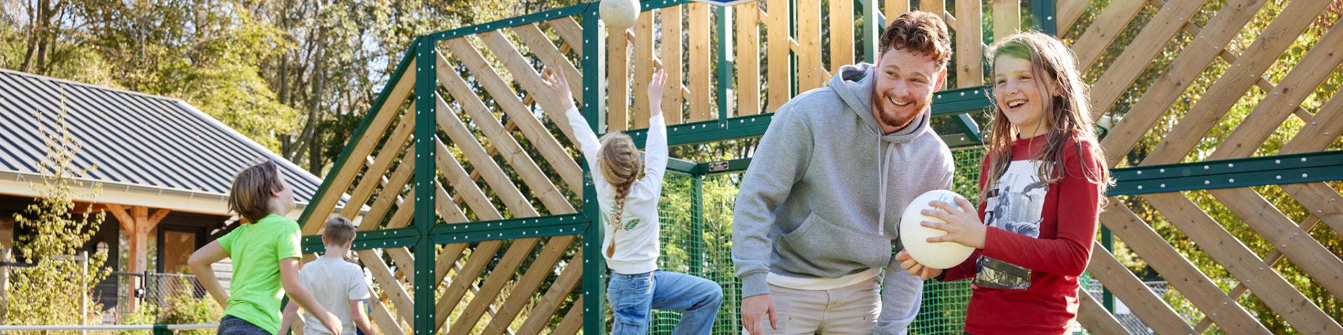 Mannelijke pm'er en bso-kinderen zijn actief op sportveld