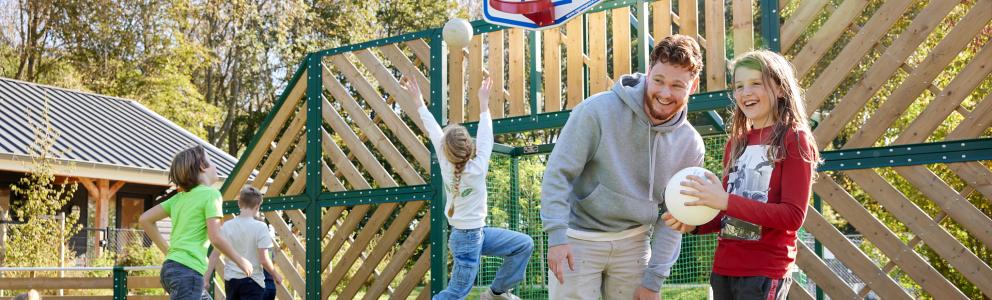 Mannelijke pm'er en bso-kinderen zijn actief op sportveld