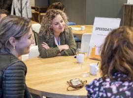 Drie coaches in gesprek aan tafel op de Dag voor de coach Gezonde Kinderopvang