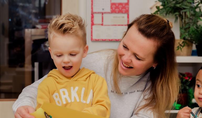 Jongentje en pedagogisch medewerker