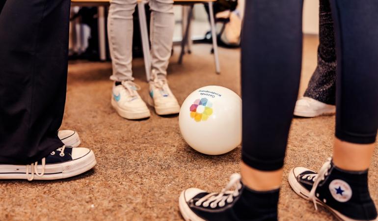 Roc-studenten met bal Gezonde Kinderopvang