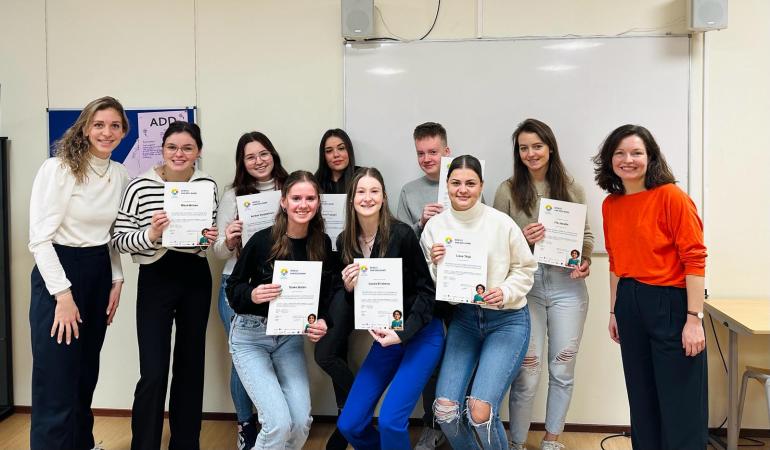 Studenten met hun certificaten van het afgeronde keuzedeel Gezonde Kinderopvang.
