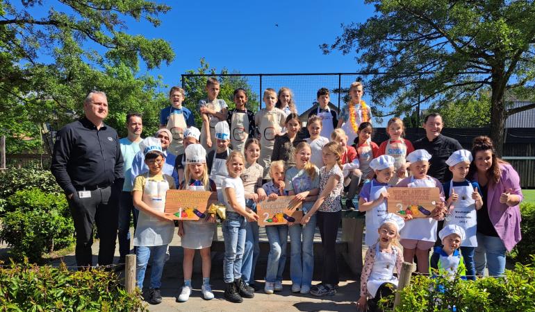 Buitenfoto van bso-kinderen Westlandse Kinderkoks met jury