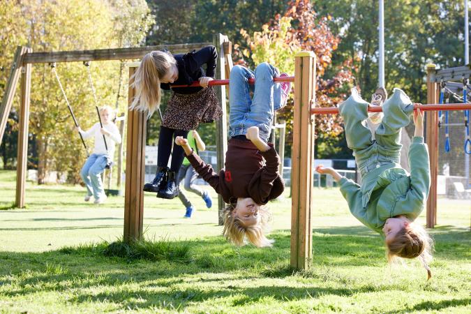 Kinderen op speeltoestellen