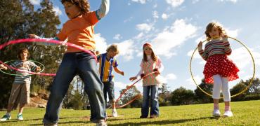 Kinderen spelen met hoepels 