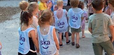 Decoratieve foto van kinderen die met Ska Kinderopvang de Peuter4daagse lopen
