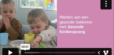 Met Gezonde Kinderopvang werken kinderopvangorganisaties structureel aan een gezonde leefstijl van kinderen en de deskundigheid van medewerkers. In deze video vertellen Karen van Drongelen (programmamanager Gezonde Kinderopvang) en Wendy Verhoeff (ambassadeur en coach Gezonde Kinderopvang) over de meerwaarde van het programma en zie je hoe Kinderopvang Walcheren het werken aan Gezonde Kinderopvang in de praktijk brengt.