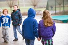 Hand in hand lopen Thumbnail