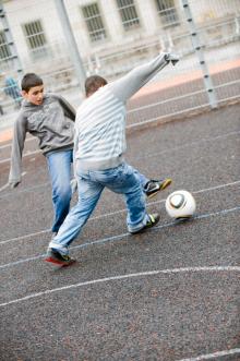 Voetballende jongens