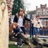 pedagogisch medewerker en twee jongentjes spelen buiten